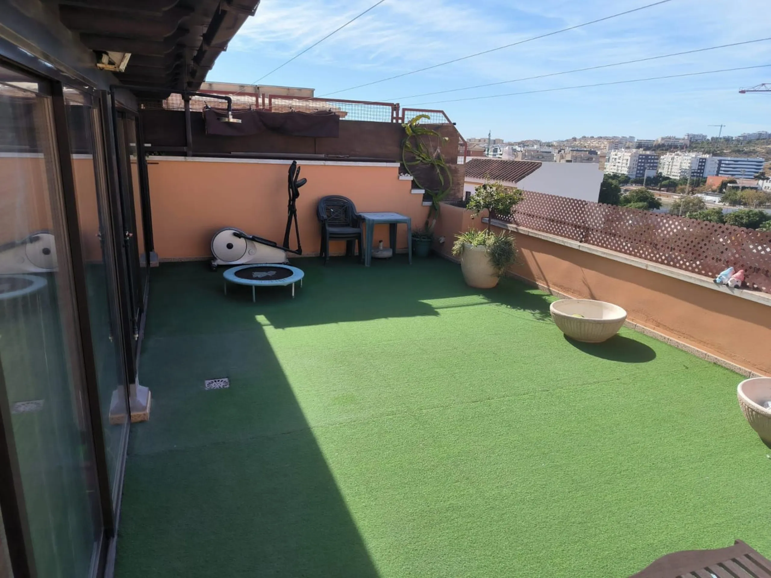 Discover this spectacular penthouse apartment in the desirable Calvario neighbourhood of Estepona, on the enchanting Costa del Sol. Offering unparalleled privacy, tranquillity, and convenience, this single-level gem boasts no stairs and no surrounding nei