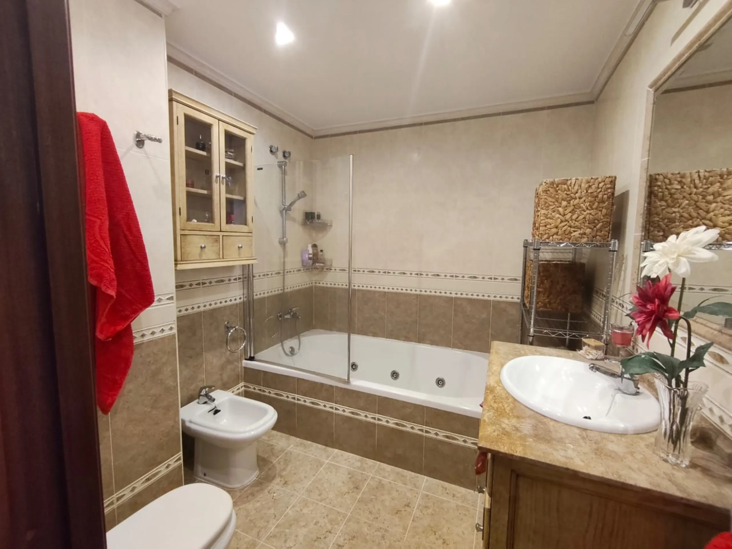 Discover this spectacular penthouse apartment in the desirable Calvario neighbourhood of Estepona, on the enchanting Costa del Sol. Offering unparalleled privacy, tranquillity, and convenience, this single-level gem boasts no stairs and no surrounding nei