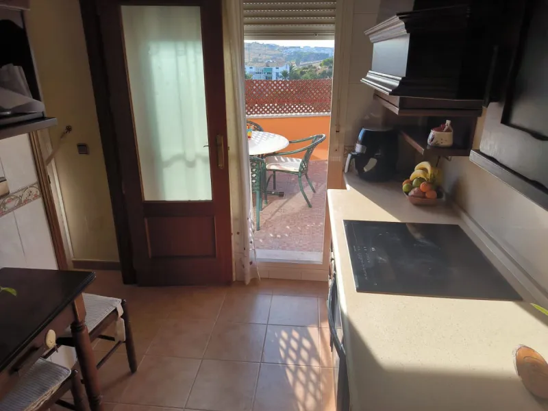 Discover this spectacular penthouse apartment in the desirable Calvario neighbourhood of Estepona, on the enchanting Costa del Sol. Offering unparalleled privacy, tranquillity, and convenience, this single-level gem boasts no stairs and no surrounding nei