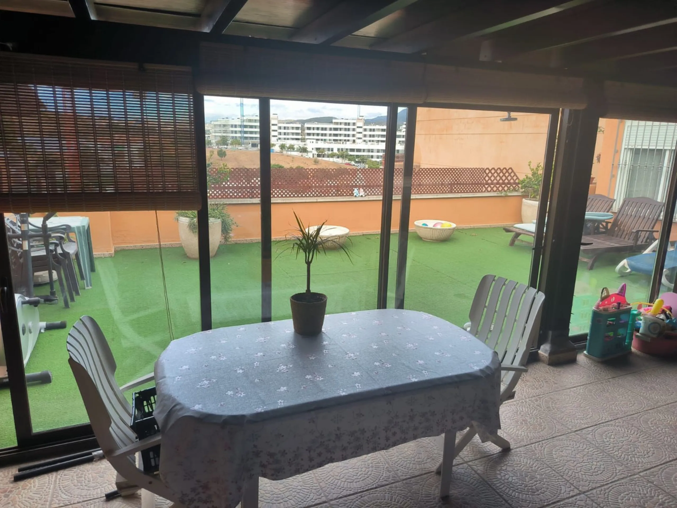 Discover this spectacular penthouse apartment in the desirable Calvario neighbourhood of Estepona, on the enchanting Costa del Sol. Offering unparalleled privacy, tranquillity, and convenience, this single-level gem boasts no stairs and no surrounding nei