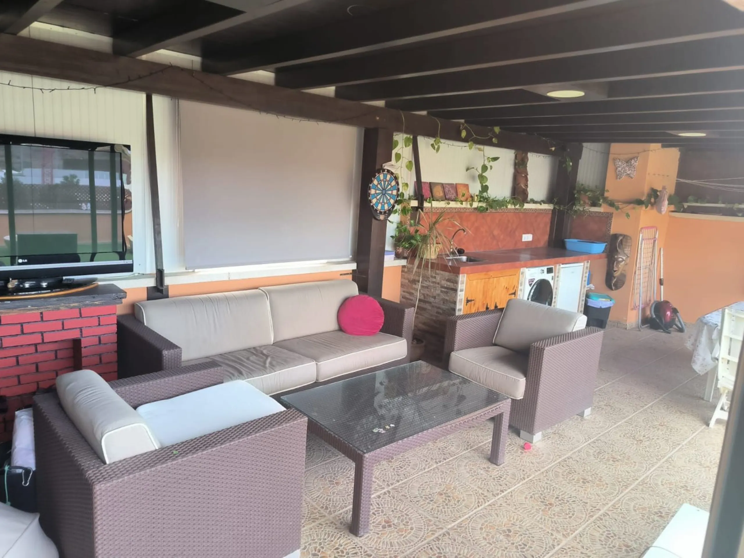Discover this spectacular penthouse apartment in the desirable Calvario neighbourhood of Estepona, on the enchanting Costa del Sol. Offering unparalleled privacy, tranquillity, and convenience, this single-level gem boasts no stairs and no surrounding nei