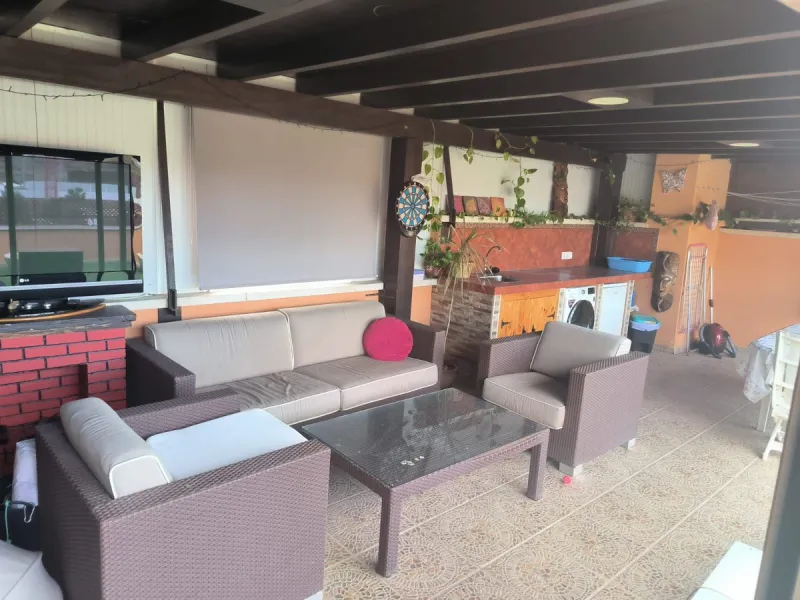 Discover this spectacular penthouse apartment in the desirable Calvario neighbourhood of Estepona, on the enchanting Costa del Sol. Offering unparalleled privacy, tranquillity, and convenience, this single-level gem boasts no stairs and no surrounding nei