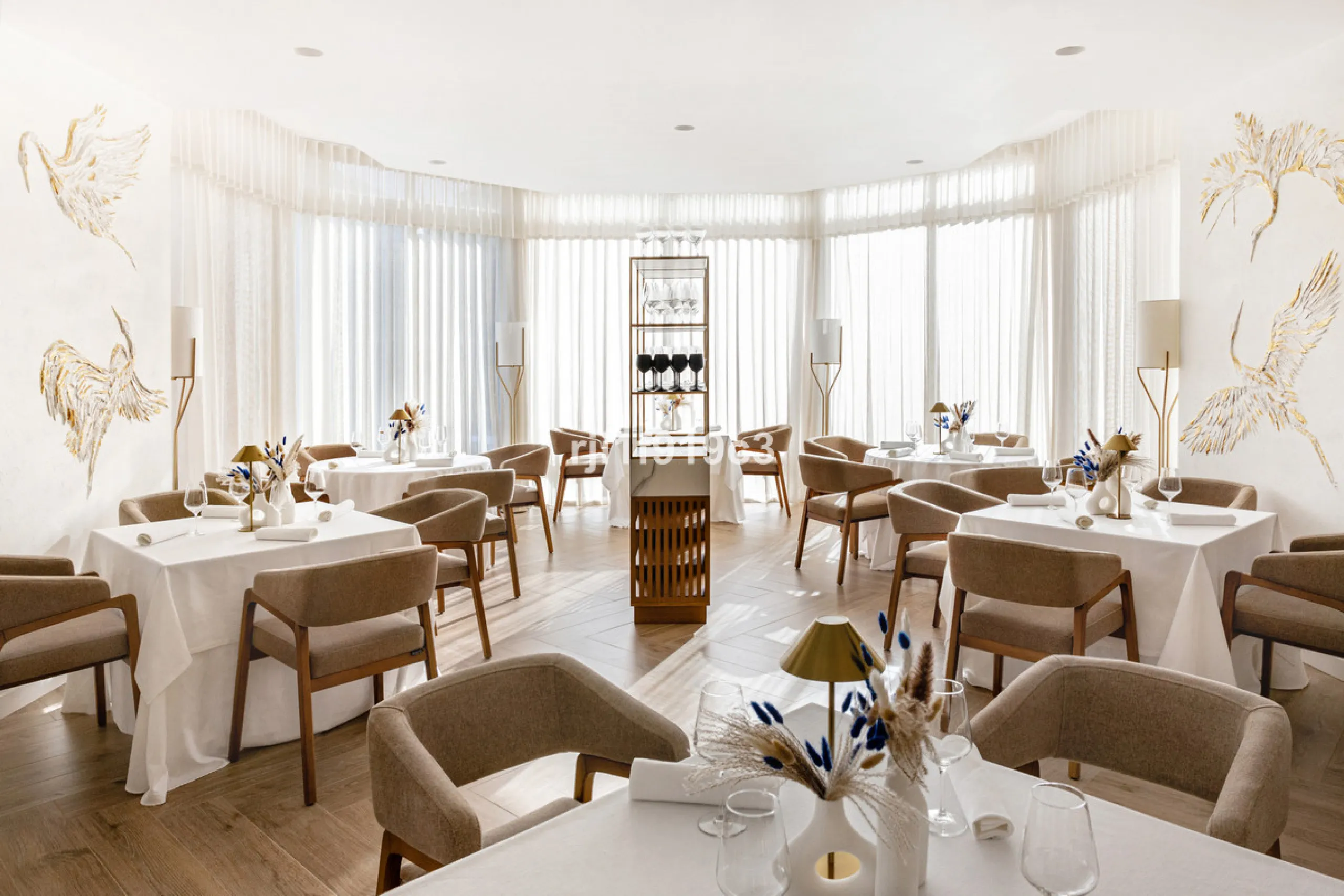 Wunderbares Apartment in der renommierten Wohnanlage Elviria Hills, einer der exklusivsten und begehrtesten Lagen im Osten von Marbella. Dieses elegante Apartment mit 103 m² zeichnet sich durch Großzügigkeit, Helligkeit und ein unvergleichliches Qualitätsniveau aus