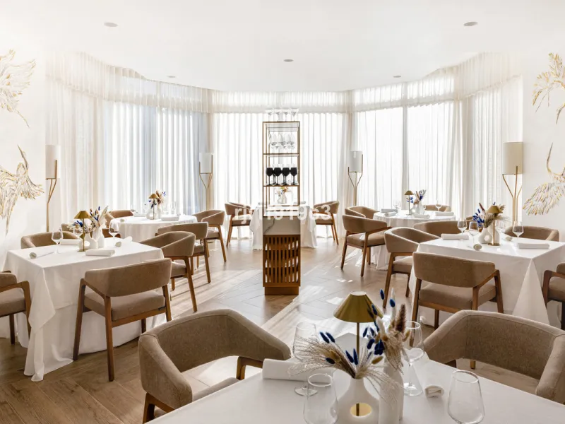 Wunderbares Apartment in der renommierten Wohnanlage Elviria Hills, einer der exklusivsten und begehrtesten Lagen im Osten von Marbella. Dieses elegante Apartment mit 103 m² zeichnet sich durch Großzügigkeit, Helligkeit und ein unvergleichliches Qualitätsniveau aus