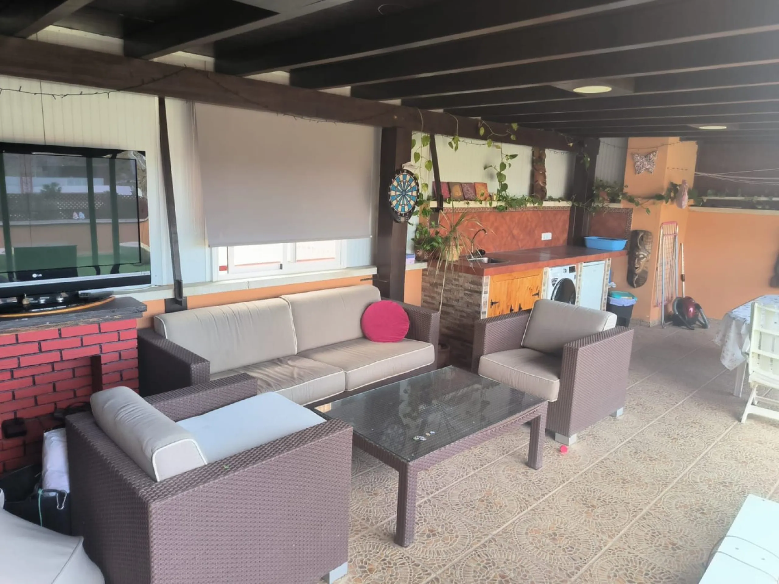 Discover this spectacular penthouse apartment in the desirable Calvario neighbourhood of Estepona, on the enchanting Costa del Sol. Offering unparalleled privacy, tranquillity, and convenience, this single-level gem boasts no stairs and no surrounding nei