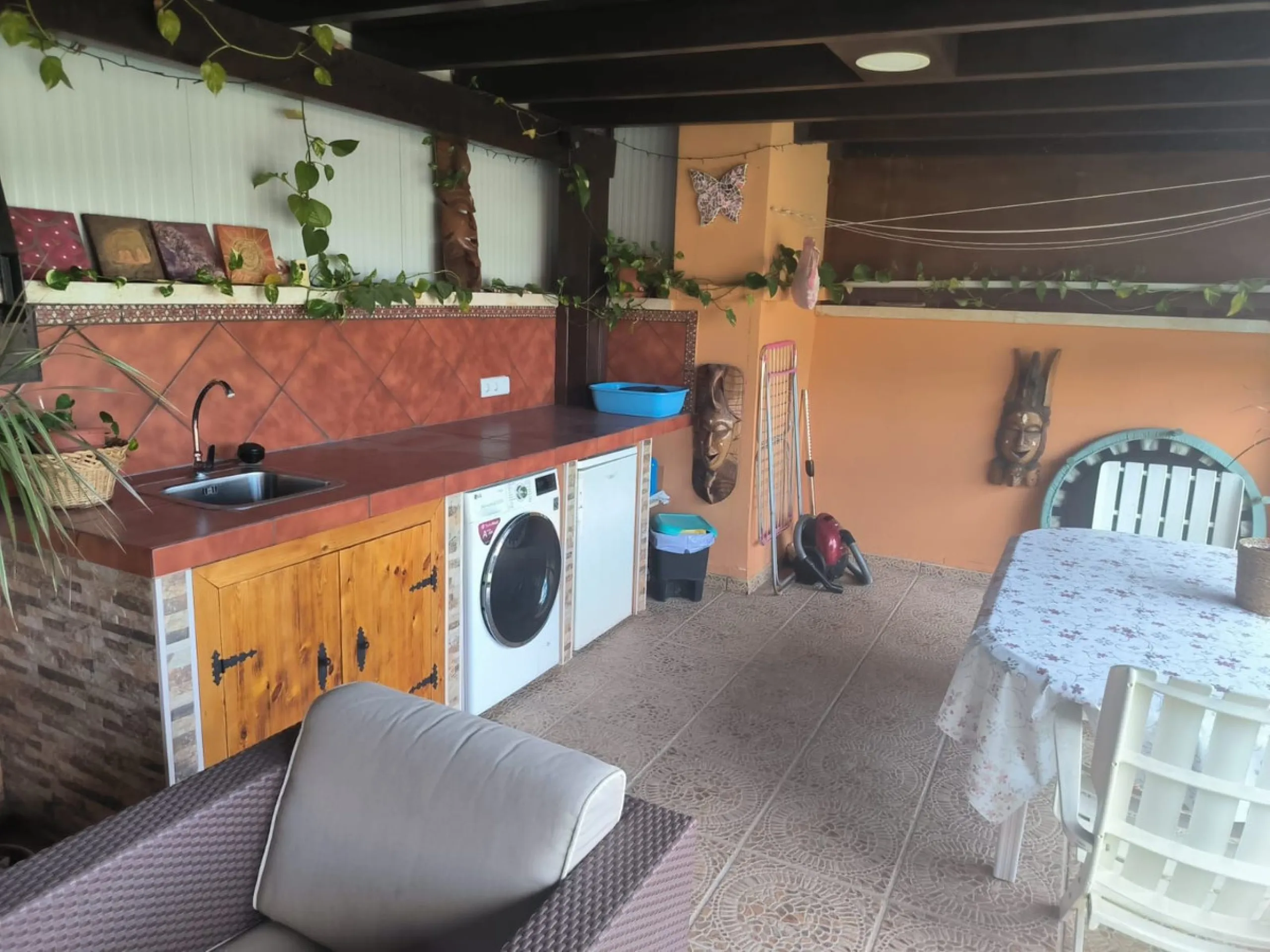 Discover this spectacular penthouse apartment in the desirable Calvario neighbourhood of Estepona, on the enchanting Costa del Sol. Offering unparalleled privacy, tranquillity, and convenience, this single-level gem boasts no stairs and no surrounding nei