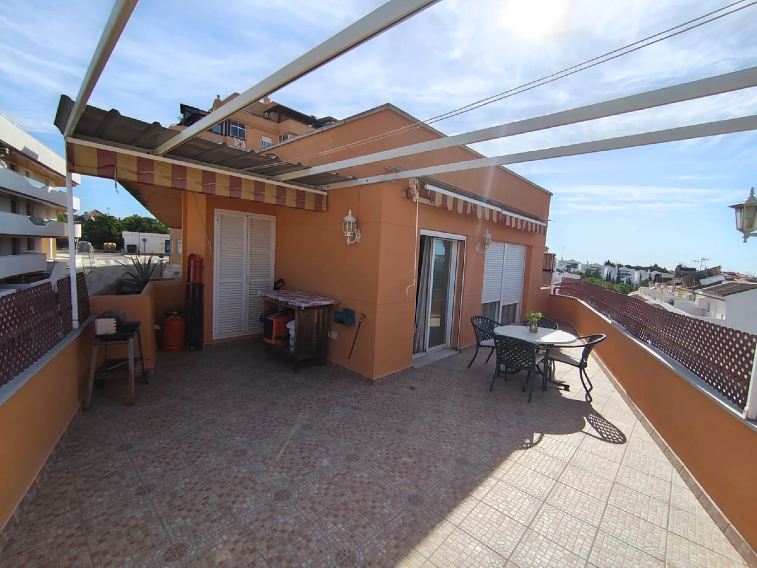 Discover this spectacular penthouse apartment in the desirable Calvario neighbourhood of Estepona, on the enchanting Costa del Sol. Offering unparalleled privacy, tranquillity, and convenience, this single-level gem boasts no stairs and no surrounding nei
