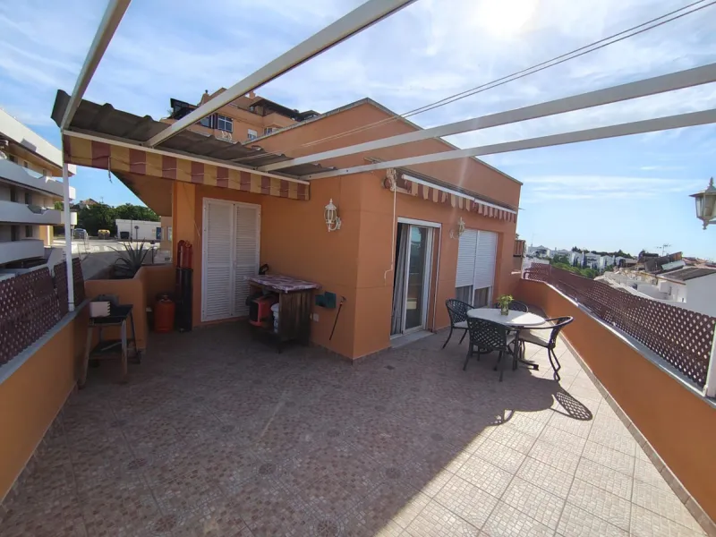 Discover this spectacular penthouse apartment in the desirable Calvario neighbourhood of Estepona, on the enchanting Costa del Sol. Offering unparalleled privacy, tranquillity, and convenience, this single-level gem boasts no stairs and no surrounding nei