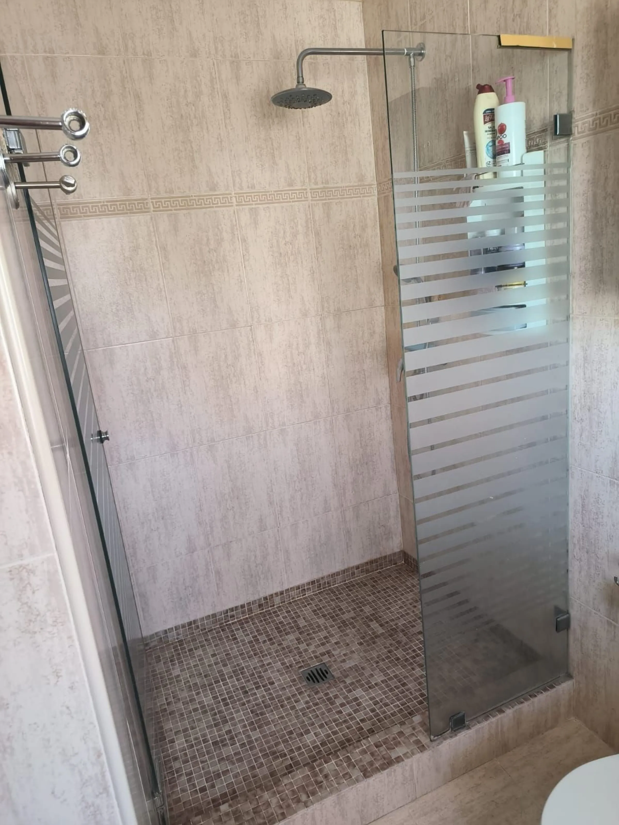 Discover this spectacular penthouse apartment in the desirable Calvario neighbourhood of Estepona, on the enchanting Costa del Sol. Offering unparalleled privacy, tranquillity, and convenience, this single-level gem boasts no stairs and no surrounding nei