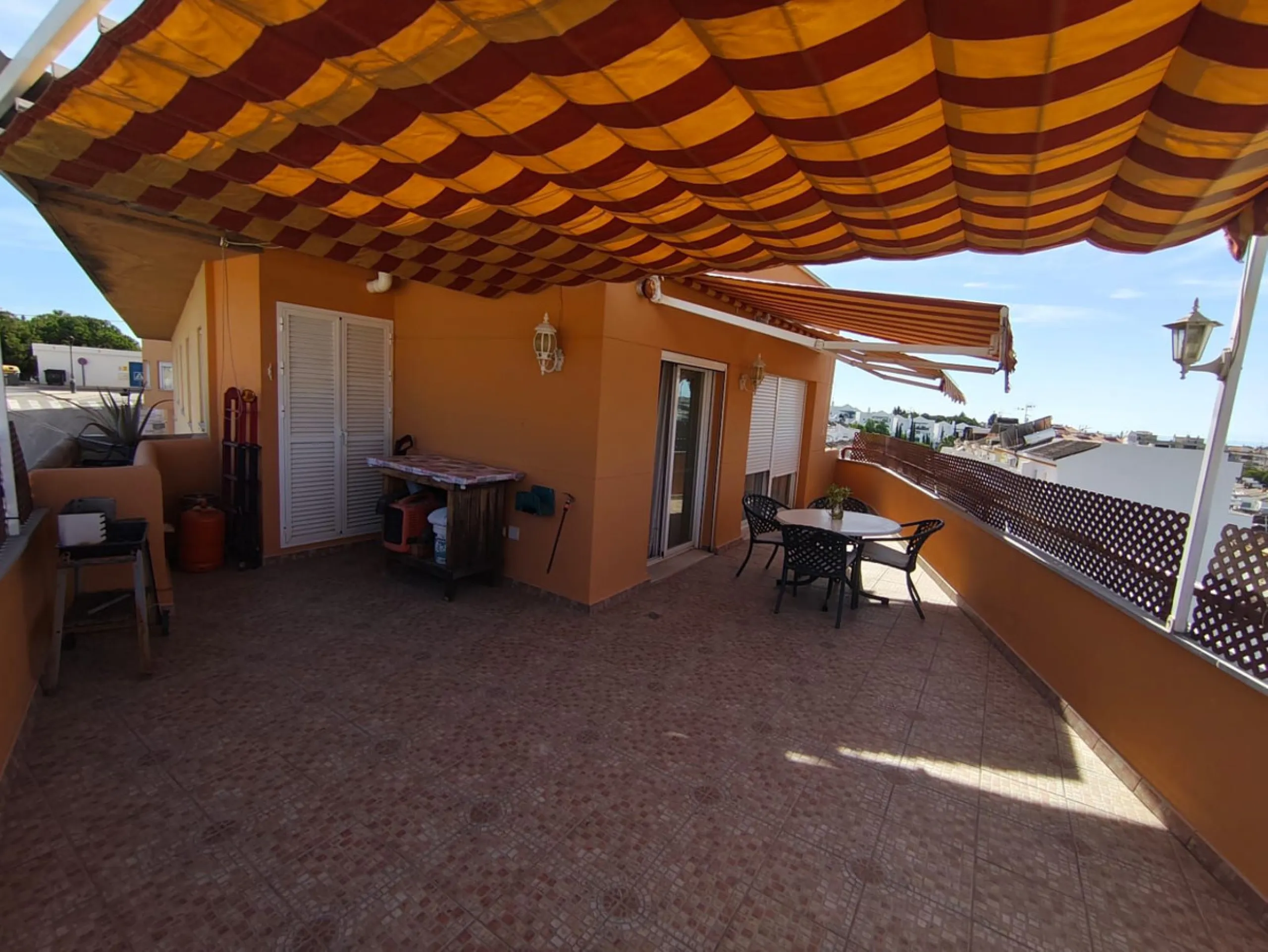 Discover this spectacular penthouse apartment in the desirable Calvario neighbourhood of Estepona, on the enchanting Costa del Sol. Offering unparalleled privacy, tranquillity, and convenience, this single-level gem boasts no stairs and no surrounding nei
