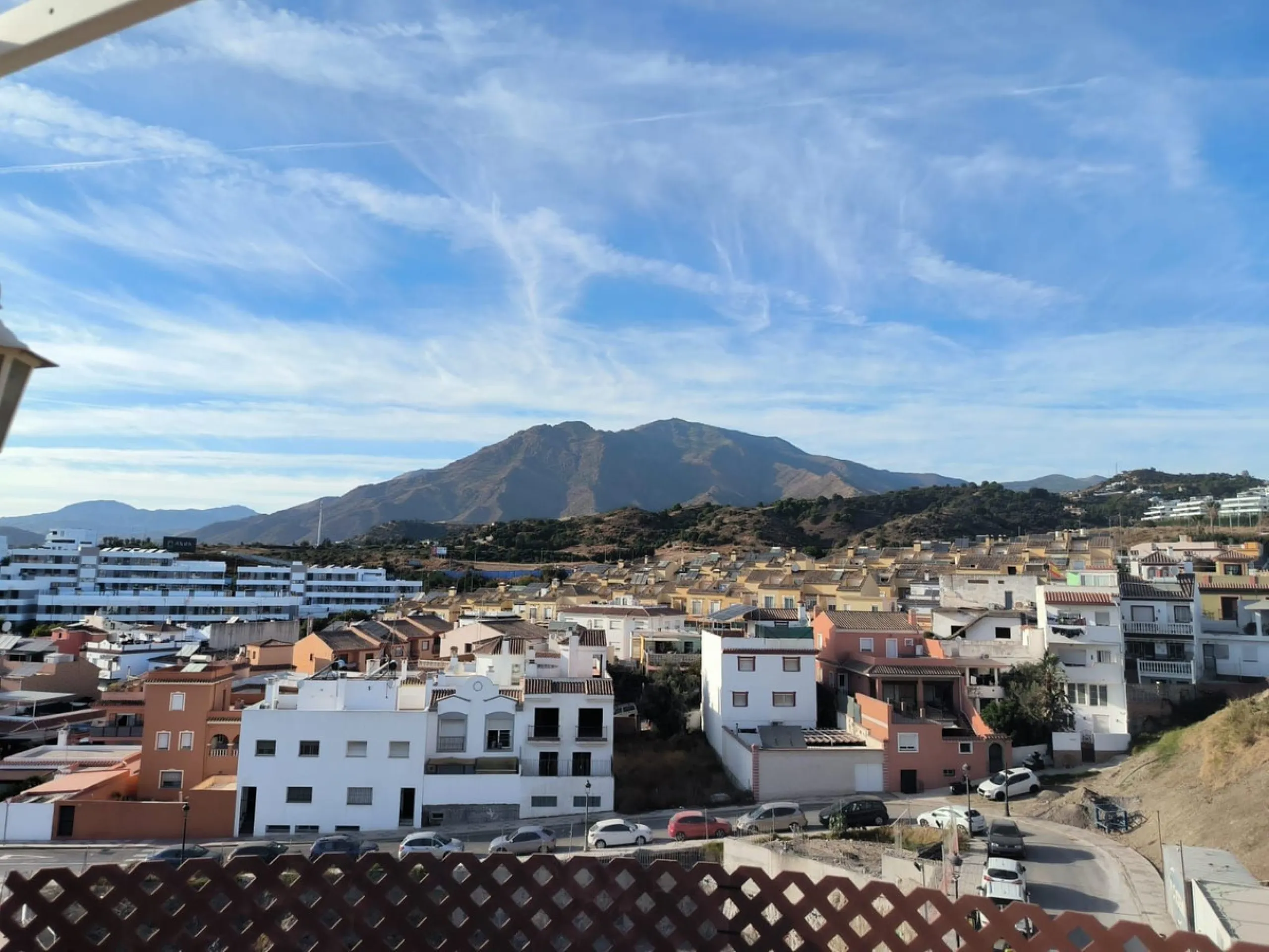Discover this spectacular penthouse apartment in the desirable Calvario neighbourhood of Estepona, on the enchanting Costa del Sol. Offering unparalleled privacy, tranquillity, and convenience, this single-level gem boasts no stairs and no surrounding nei