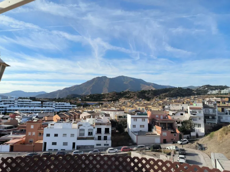 Discover this spectacular penthouse apartment in the desirable Calvario neighbourhood of Estepona, on the enchanting Costa del Sol. Offering unparalleled privacy, tranquillity, and convenience, this single-level gem boasts no stairs and no surrounding nei
