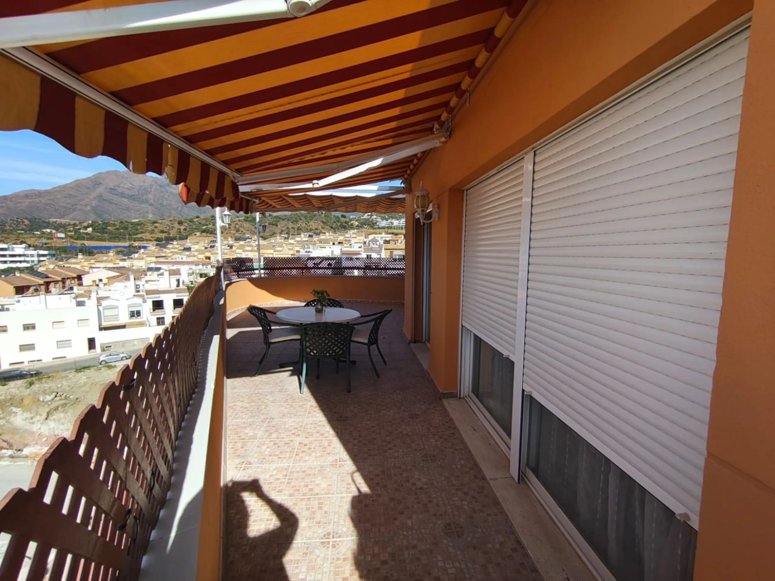 Discover this spectacular penthouse apartment in the desirable Calvario neighbourhood of Estepona, on the enchanting Costa del Sol. Offering unparalleled privacy, tranquillity, and convenience, this single-level gem boasts no stairs and no surrounding nei