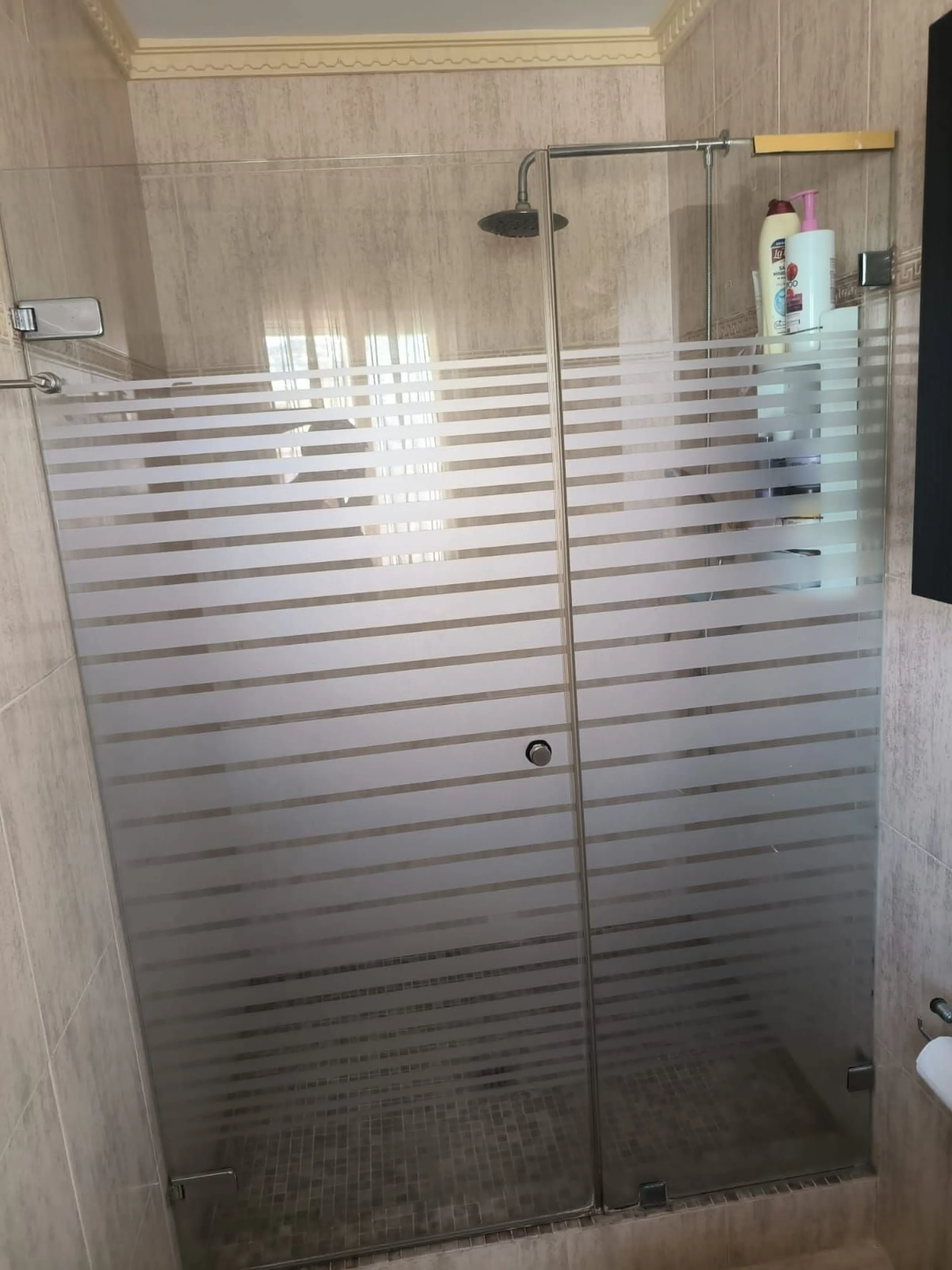 Discover this spectacular penthouse apartment in the desirable Calvario neighbourhood of Estepona, on the enchanting Costa del Sol. Offering unparalleled privacy, tranquillity, and convenience, this single-level gem boasts no stairs and no surrounding nei