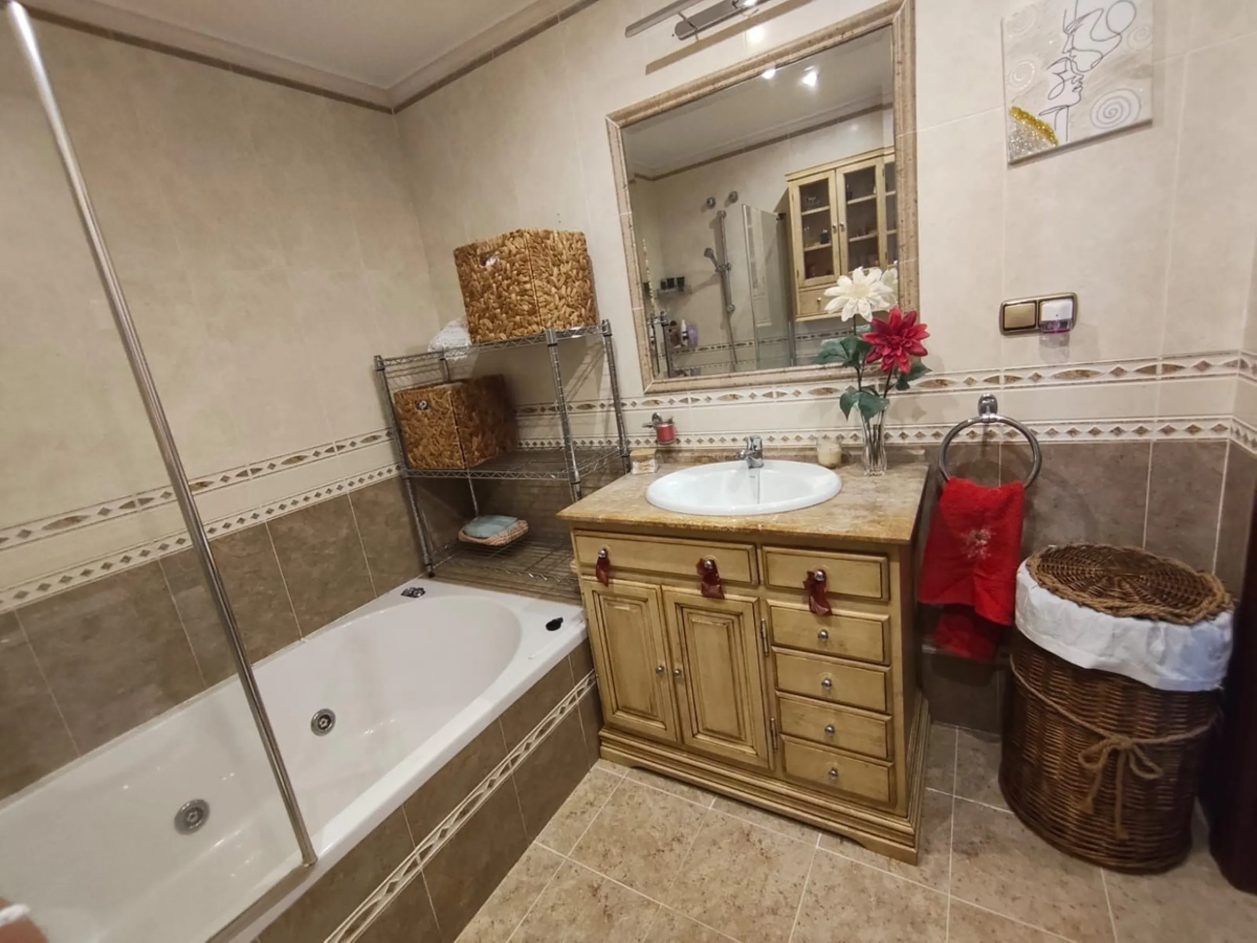 Discover this spectacular penthouse apartment in the desirable Calvario neighbourhood of Estepona, on the enchanting Costa del Sol. Offering unparalleled privacy, tranquillity, and convenience, this single-level gem boasts no stairs and no surrounding nei