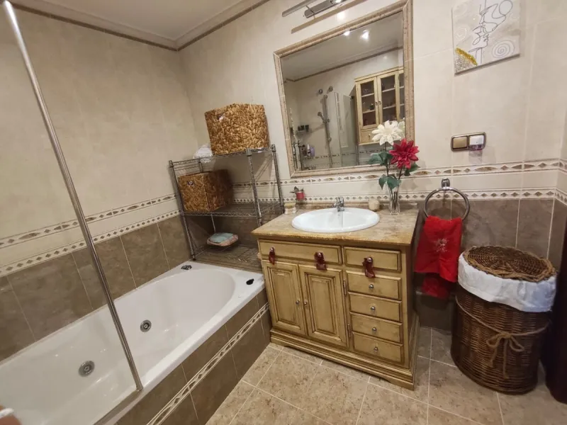 Discover this spectacular penthouse apartment in the desirable Calvario neighbourhood of Estepona, on the enchanting Costa del Sol. Offering unparalleled privacy, tranquillity, and convenience, this single-level gem boasts no stairs and no surrounding nei