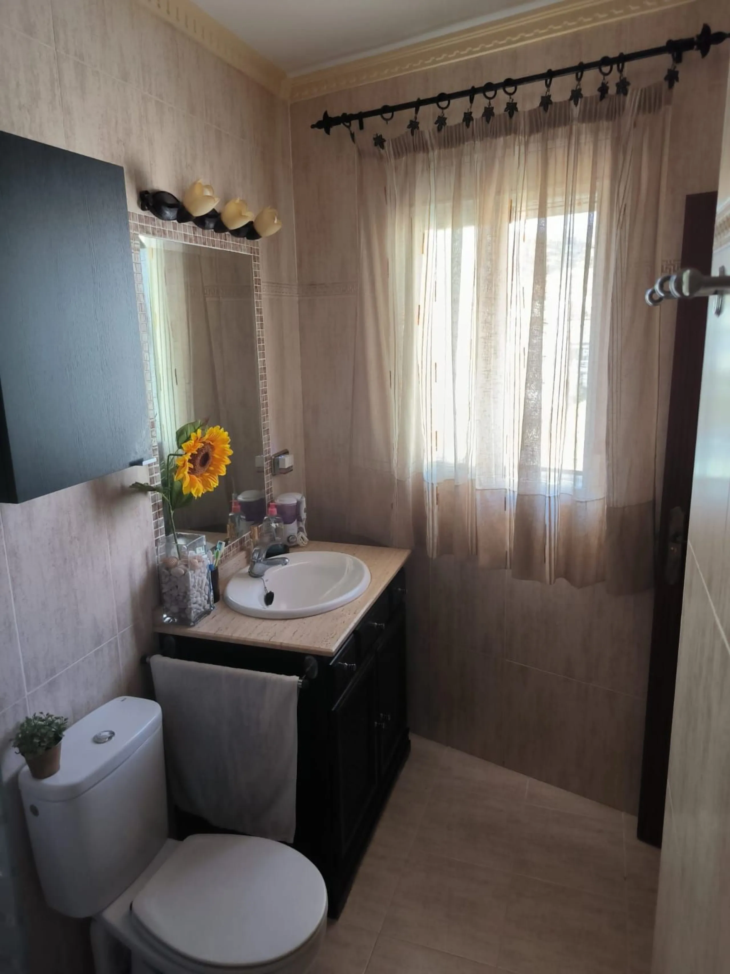 Discover this spectacular penthouse apartment in the desirable Calvario neighbourhood of Estepona, on the enchanting Costa del Sol. Offering unparalleled privacy, tranquillity, and convenience, this single-level gem boasts no stairs and no surrounding nei