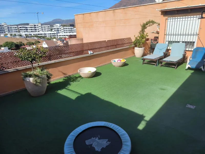 Discover this spectacular penthouse apartment in the desirable Calvario neighbourhood of Estepona, on the enchanting Costa del Sol. Offering unparalleled privacy, tranquillity, and convenience, this single-level gem boasts no stairs and no surrounding nei