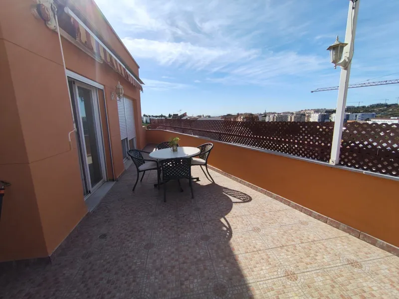 Discover this spectacular penthouse apartment in the desirable Calvario neighbourhood of Estepona, on the enchanting Costa del Sol. Offering unparalleled privacy, tranquillity, and convenience, this single-level gem boasts no stairs and no surrounding nei