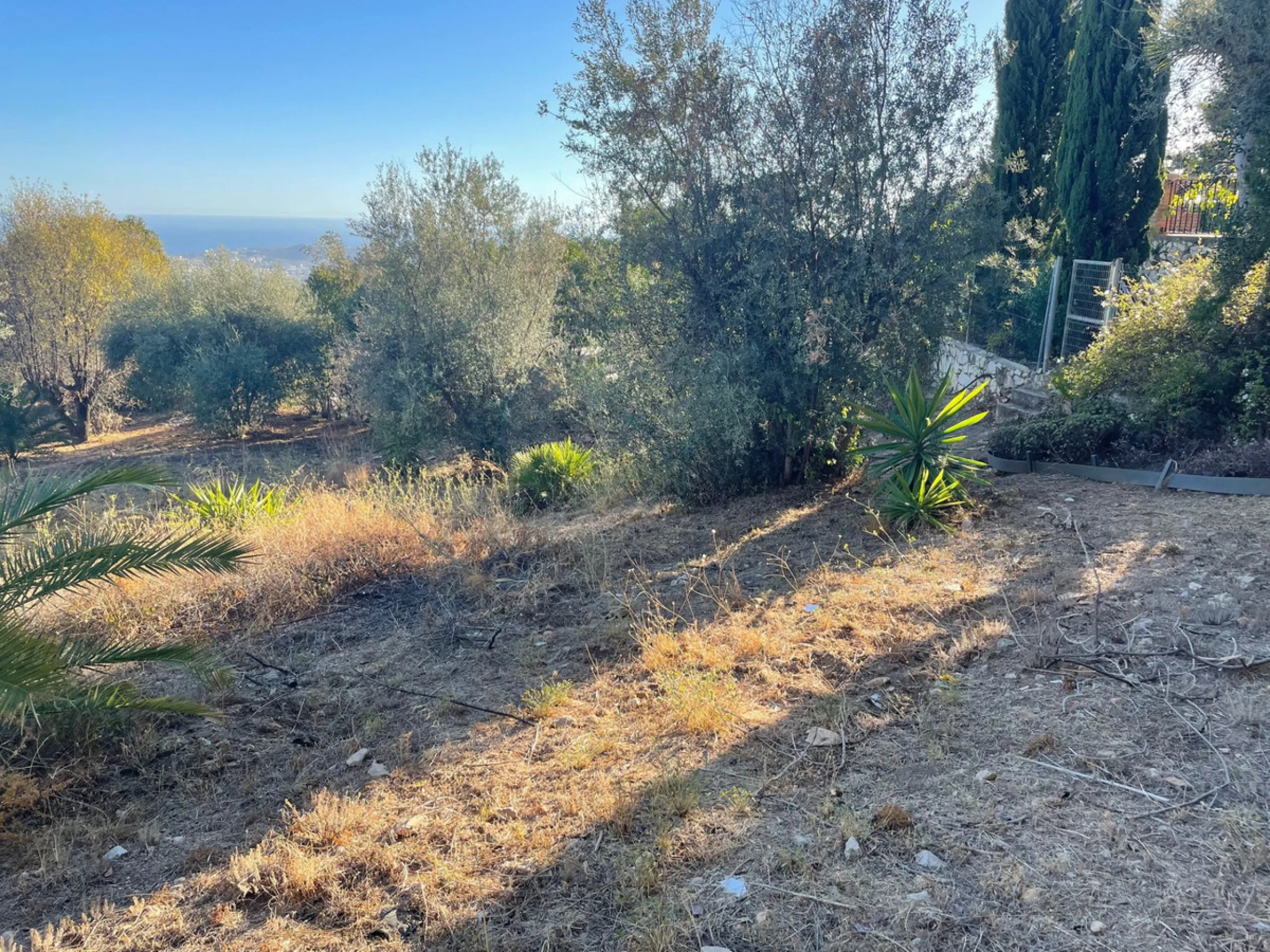 Discover this beautiful plot for sale in Mijas Pueblo, ideally located in the heart of the Andalusian mountains. With its south-facing orientation, this exceptional land offers plenty of sunshine and breathtaking sea, mountain, and panoramic views, a perf