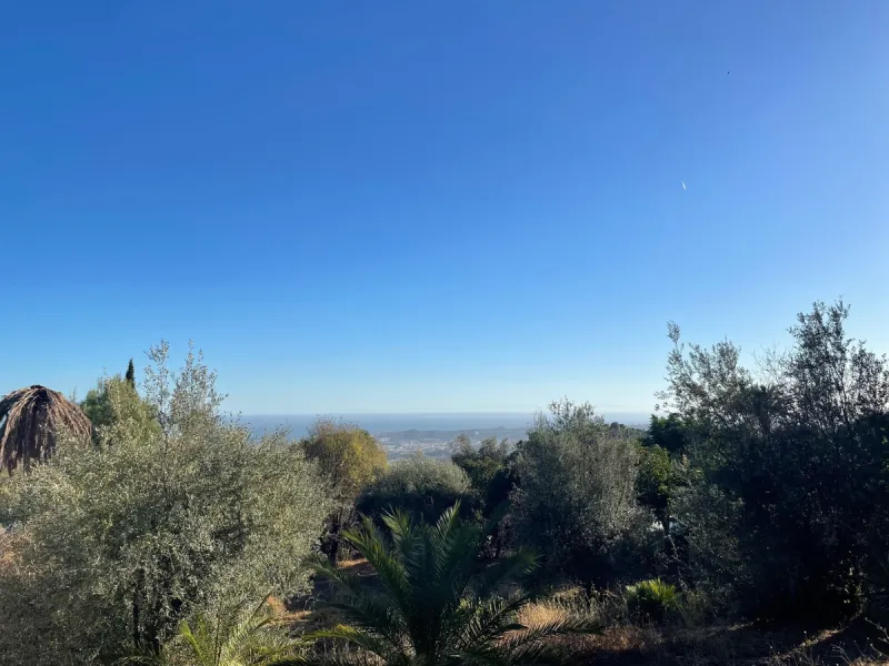 Discover this beautiful plot for sale in Mijas Pueblo, ideally located in the heart of the Andalusian mountains. With its south-facing orientation, this exceptional land offers plenty of sunshine and breathtaking sea, mountain, and panoramic views, a perf
