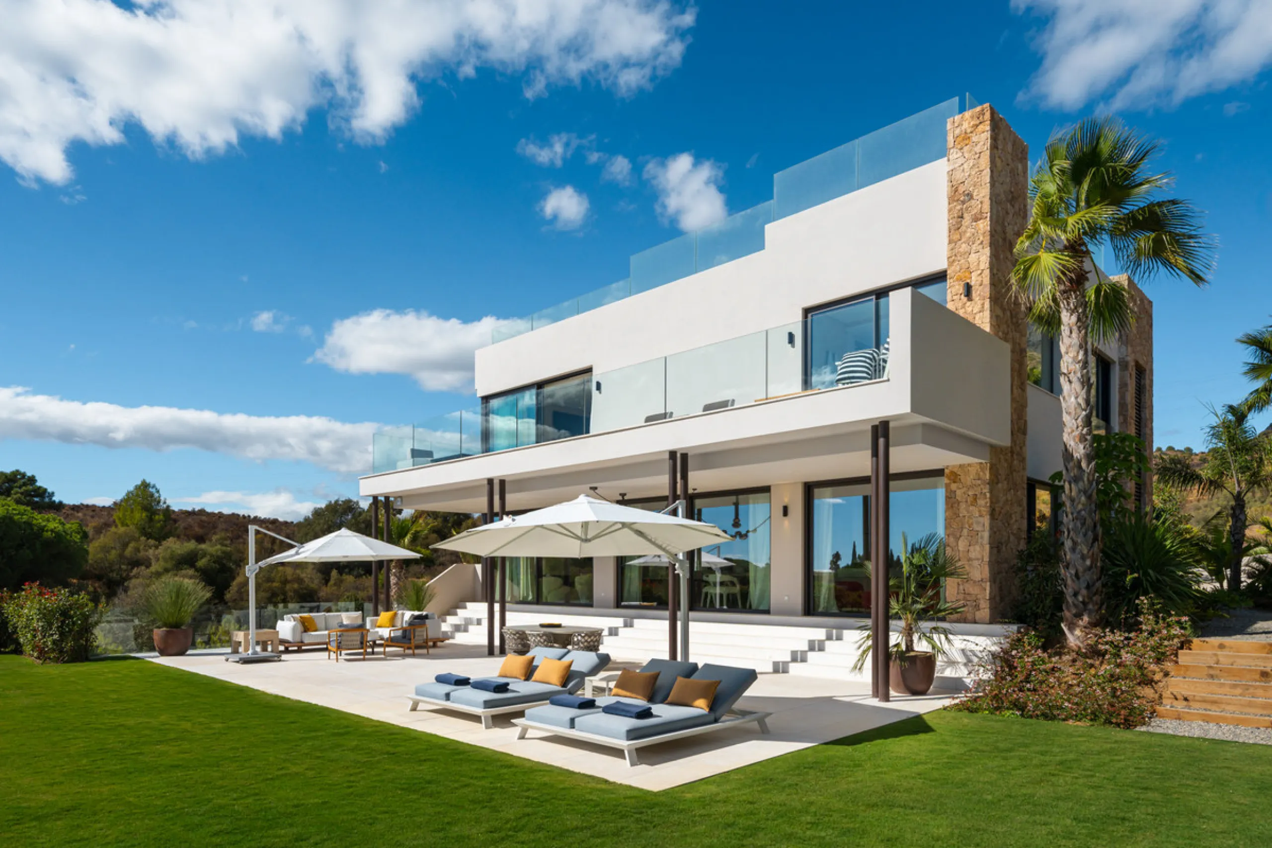 Neue zeitgenössische Villa mit Meerblick im Marbella Hill Club
