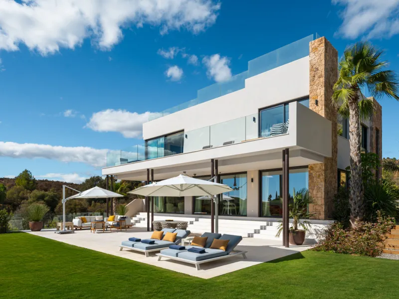 Neue zeitgenössische Villa mit Meerblick im Marbella Hill Club