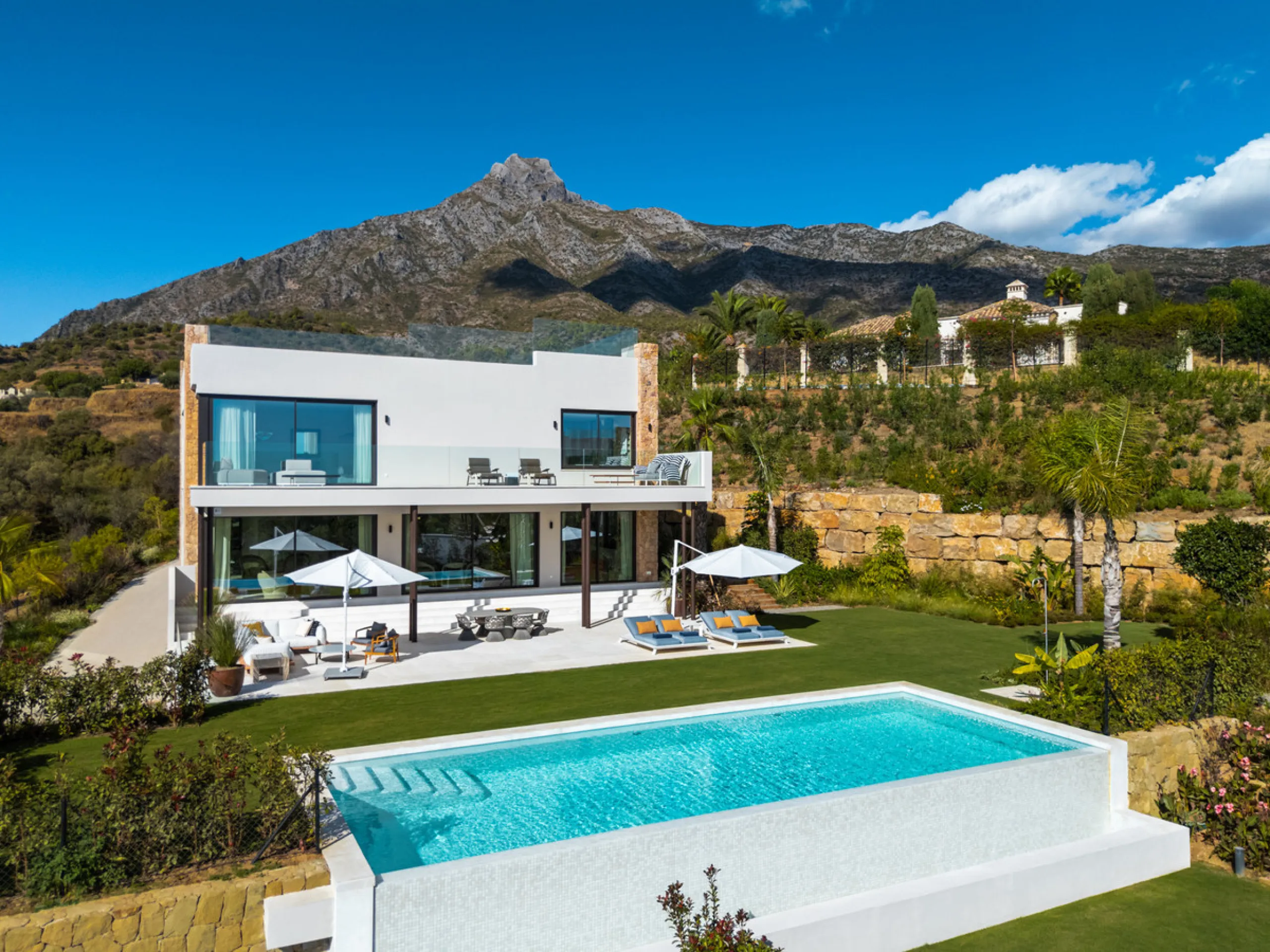 Neue zeitgenössische Villa mit Meerblick im Marbella Hill Club