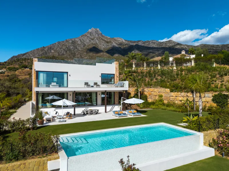 Neue zeitgenössische Villa mit Meerblick im Marbella Hill Club