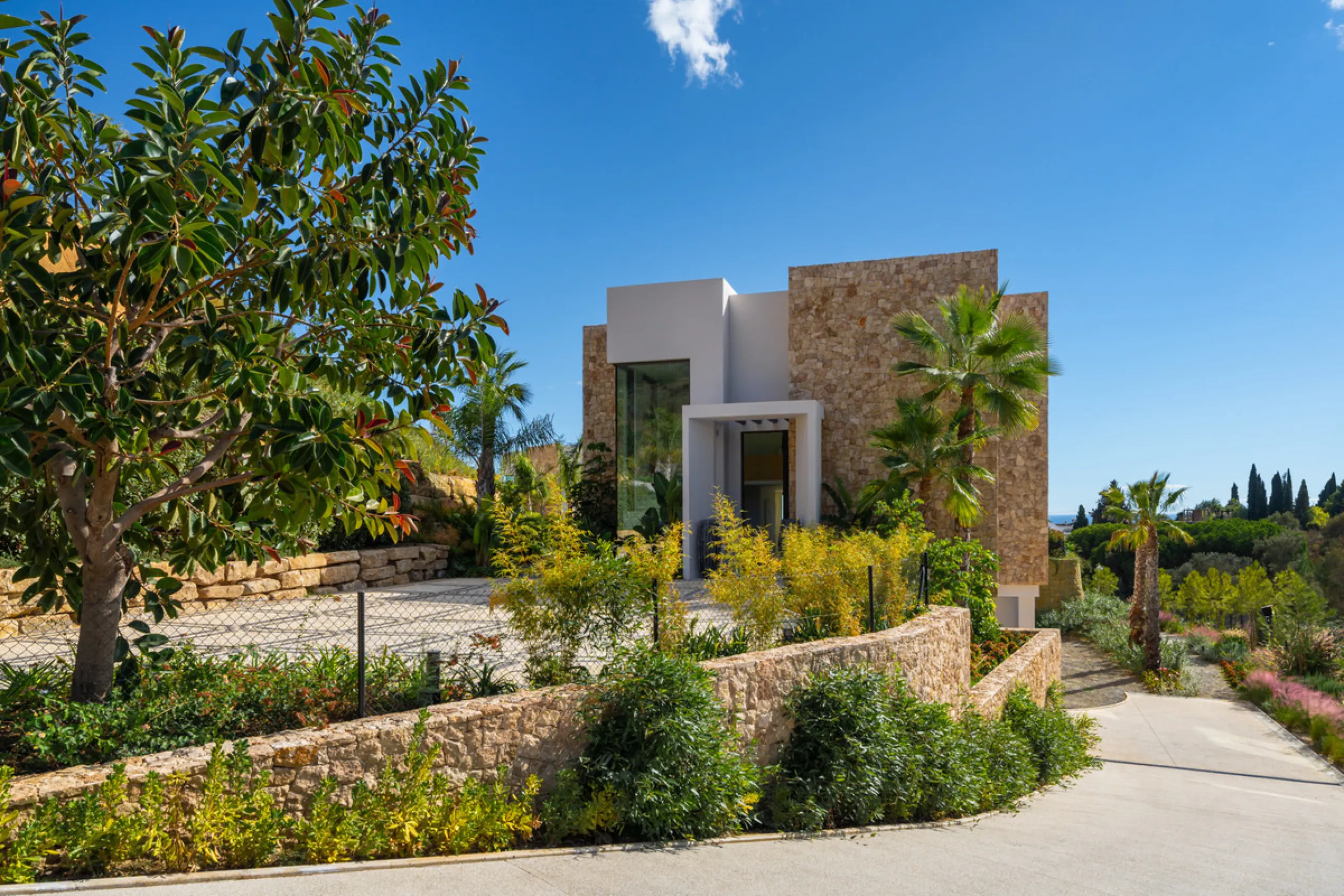 Neue zeitgenössische Villa mit Meerblick im Marbella Hill Club