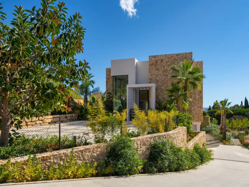 Neue zeitgenössische Villa mit Meerblick im Marbella Hill Club
