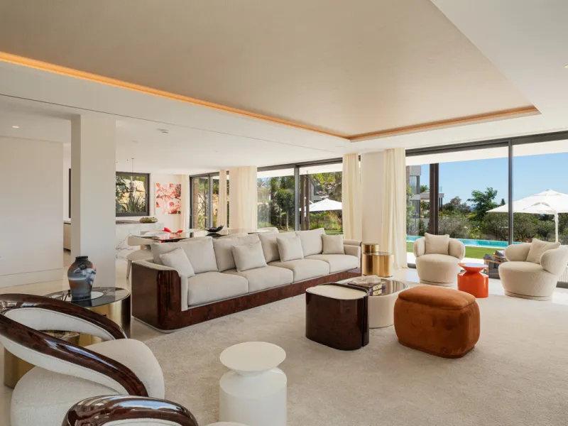 Neue zeitgenössische Villa mit Meerblick im Marbella Hill Club