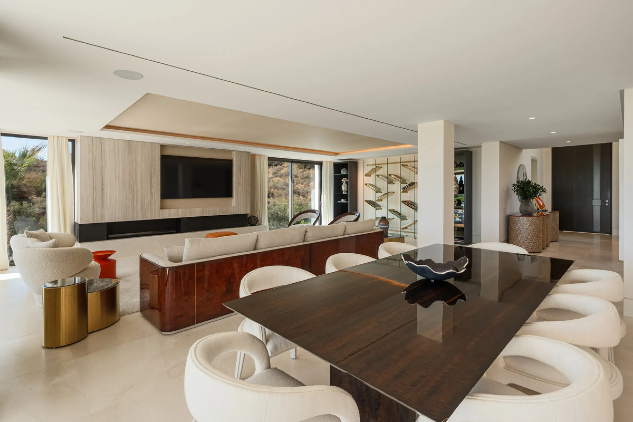 Neue zeitgenössische Villa mit Meerblick im Marbella Hill Club
