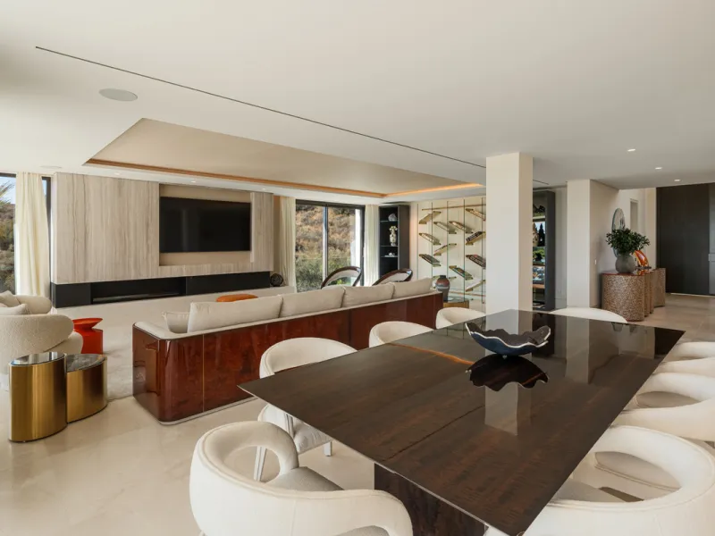 Neue zeitgenössische Villa mit Meerblick im Marbella Hill Club