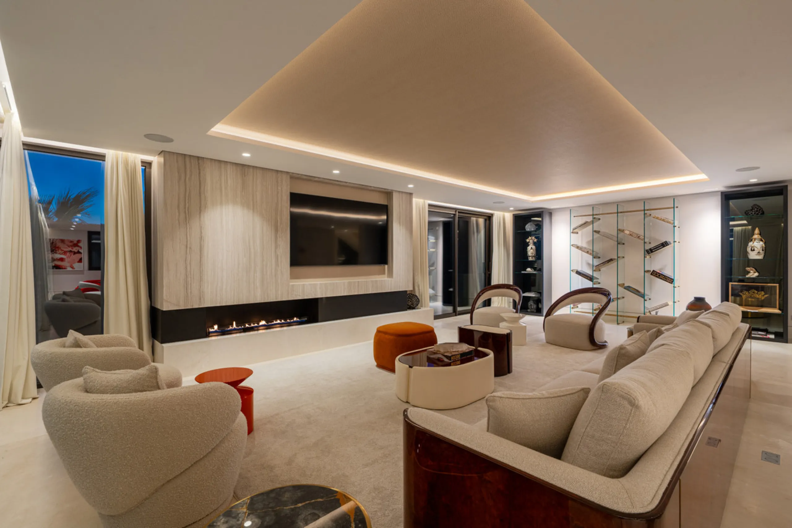 Neue zeitgenössische Villa mit Meerblick im Marbella Hill Club