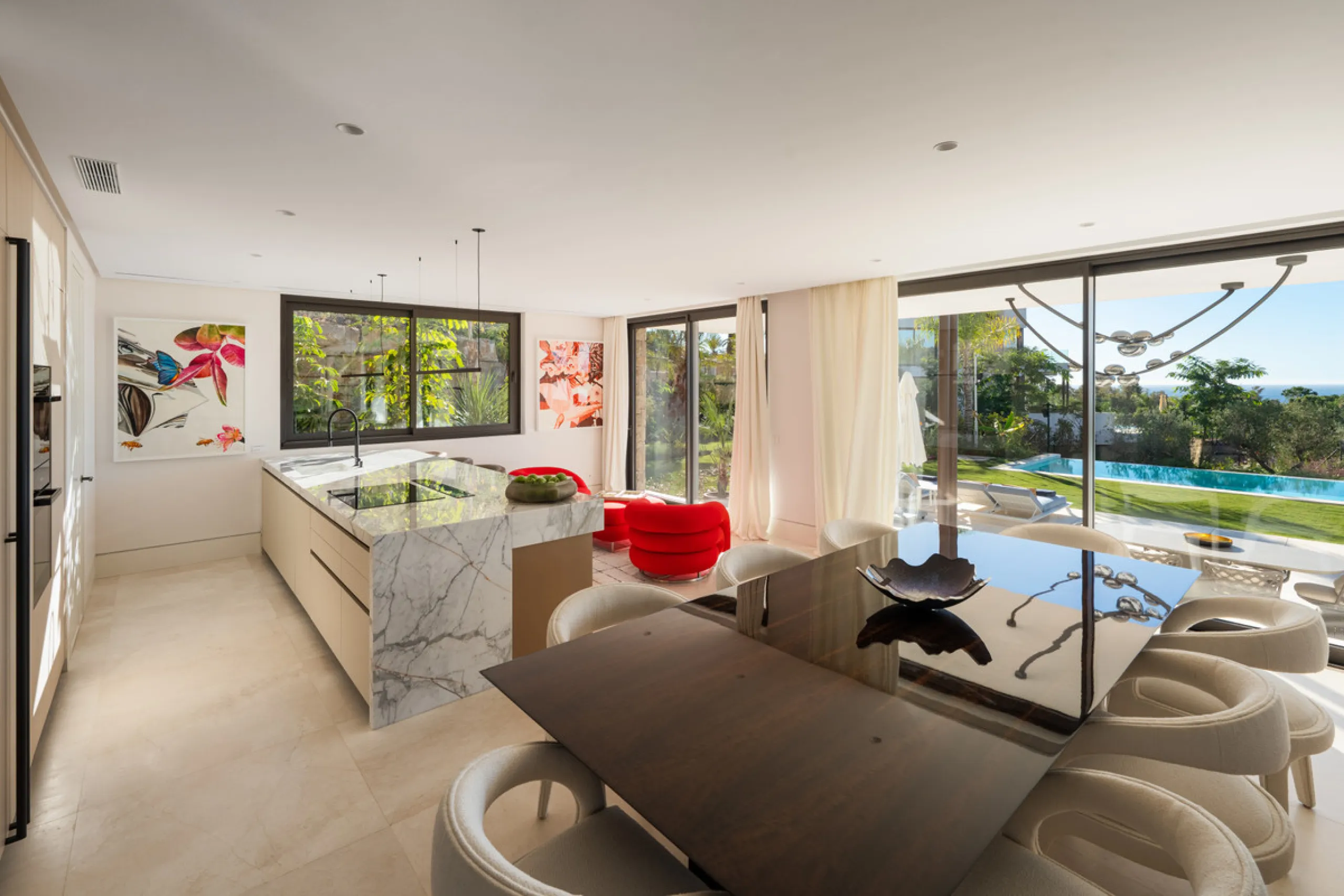 Neue zeitgenössische Villa mit Meerblick im Marbella Hill Club
