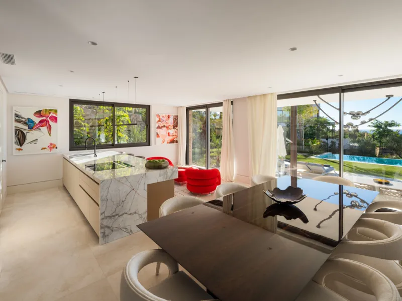 Neue zeitgenössische Villa mit Meerblick im Marbella Hill Club