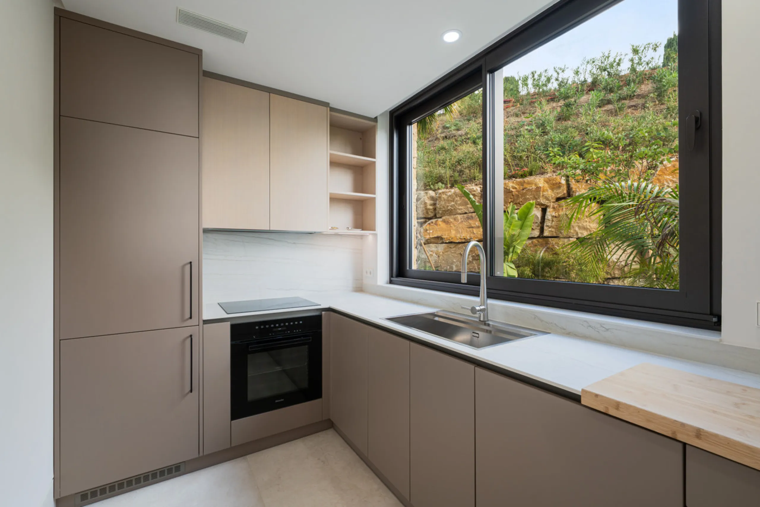 Neue zeitgenössische Villa mit Meerblick im Marbella Hill Club
