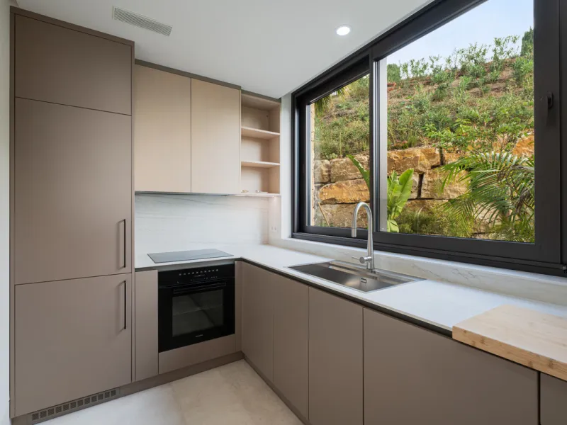 Neue zeitgenössische Villa mit Meerblick im Marbella Hill Club