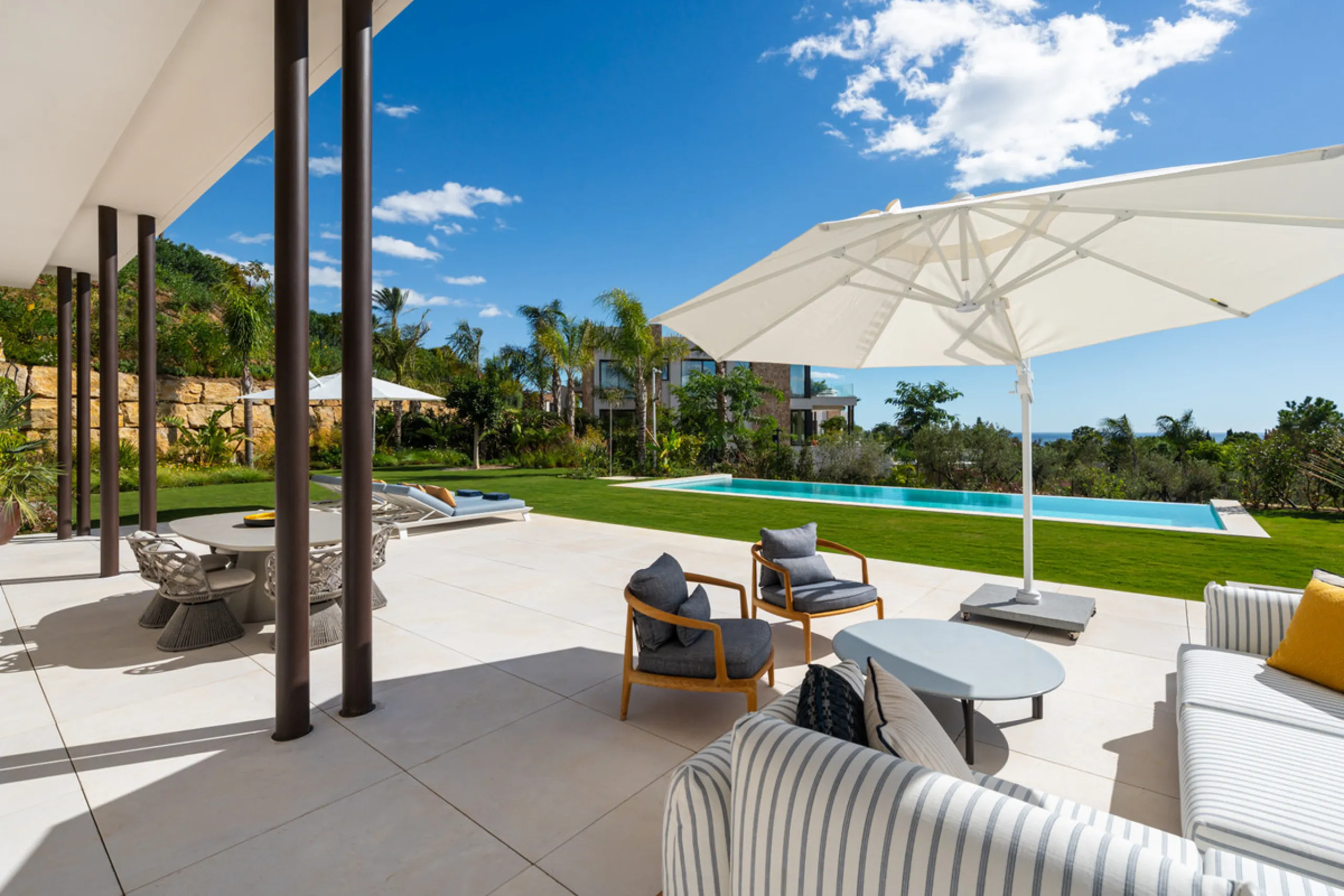 Neue zeitgenössische Villa mit Meerblick im Marbella Hill Club