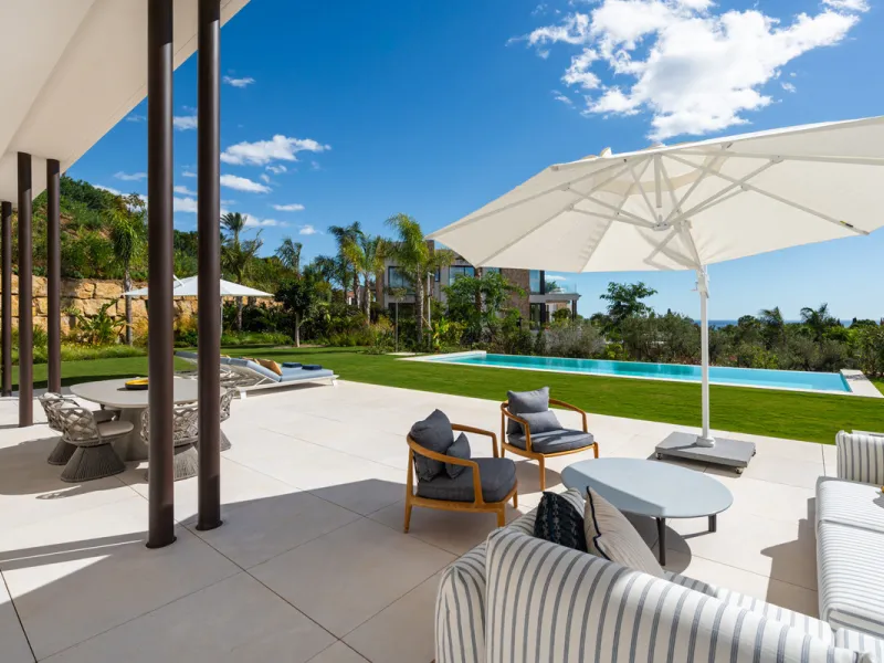 Neue zeitgenössische Villa mit Meerblick im Marbella Hill Club