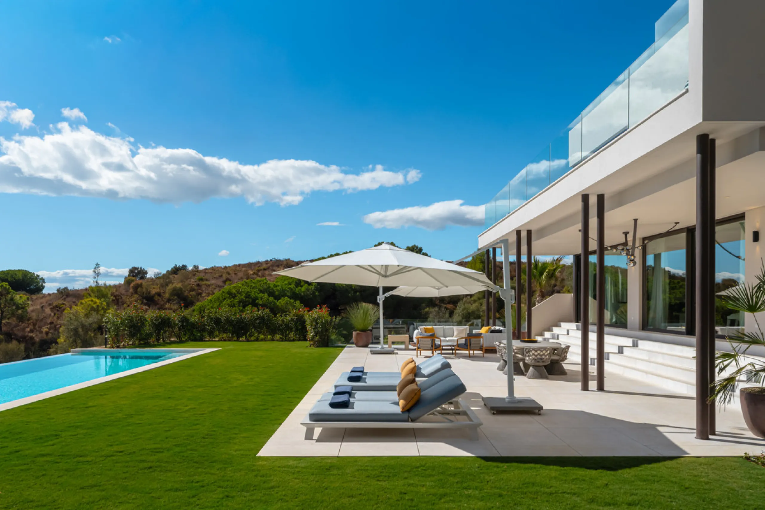 Neue zeitgenössische Villa mit Meerblick im Marbella Hill Club