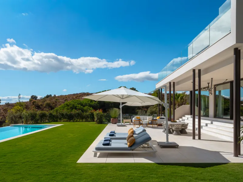 Neue zeitgenössische Villa mit Meerblick im Marbella Hill Club