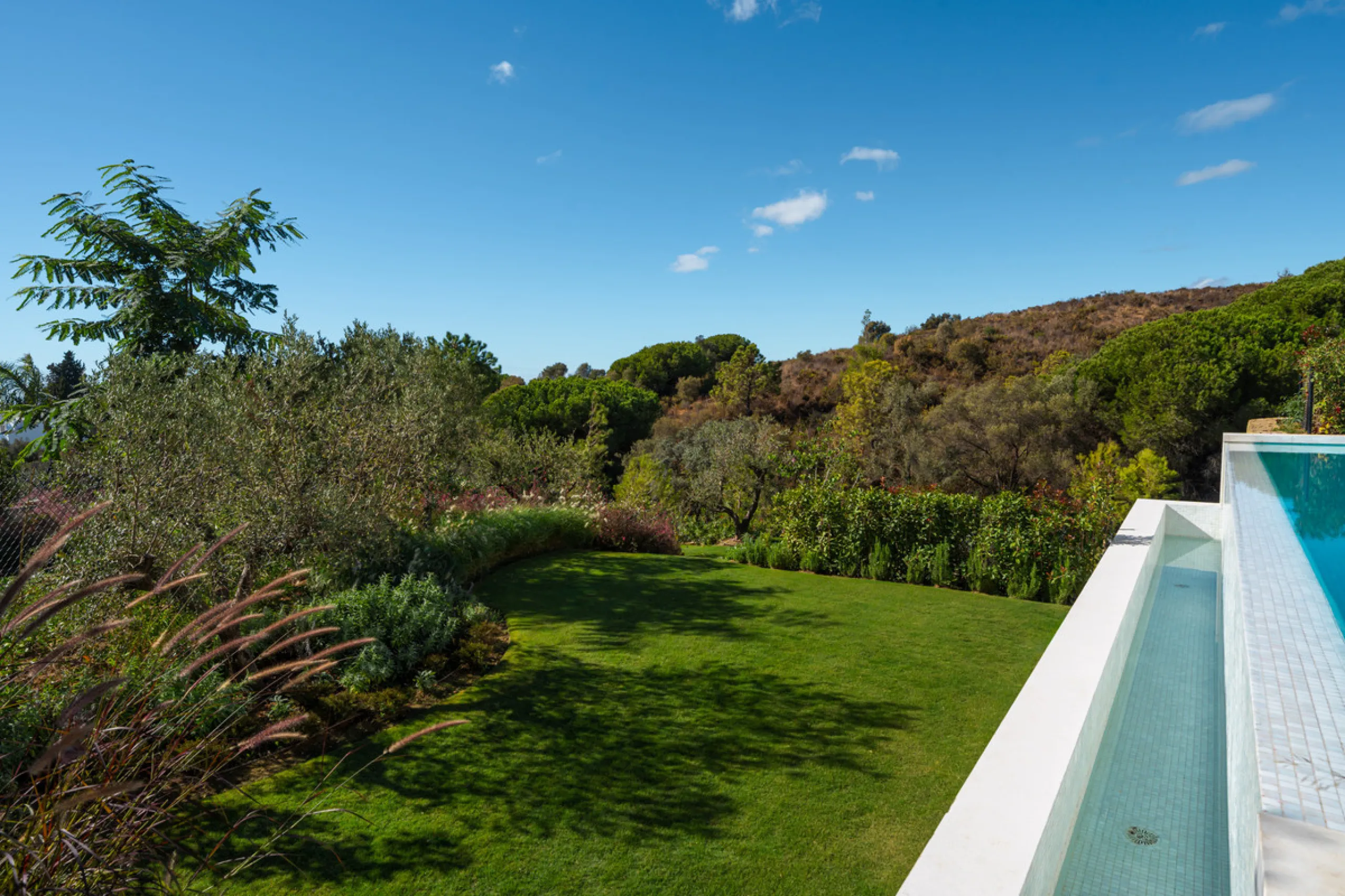 Neue zeitgenössische Villa mit Meerblick im Marbella Hill Club