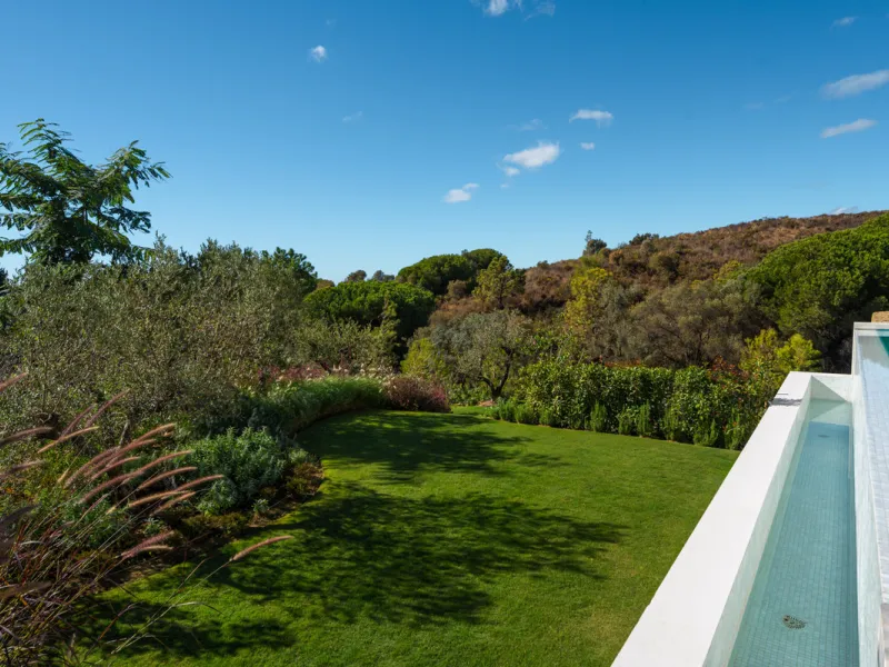 Neue zeitgenössische Villa mit Meerblick im Marbella Hill Club
