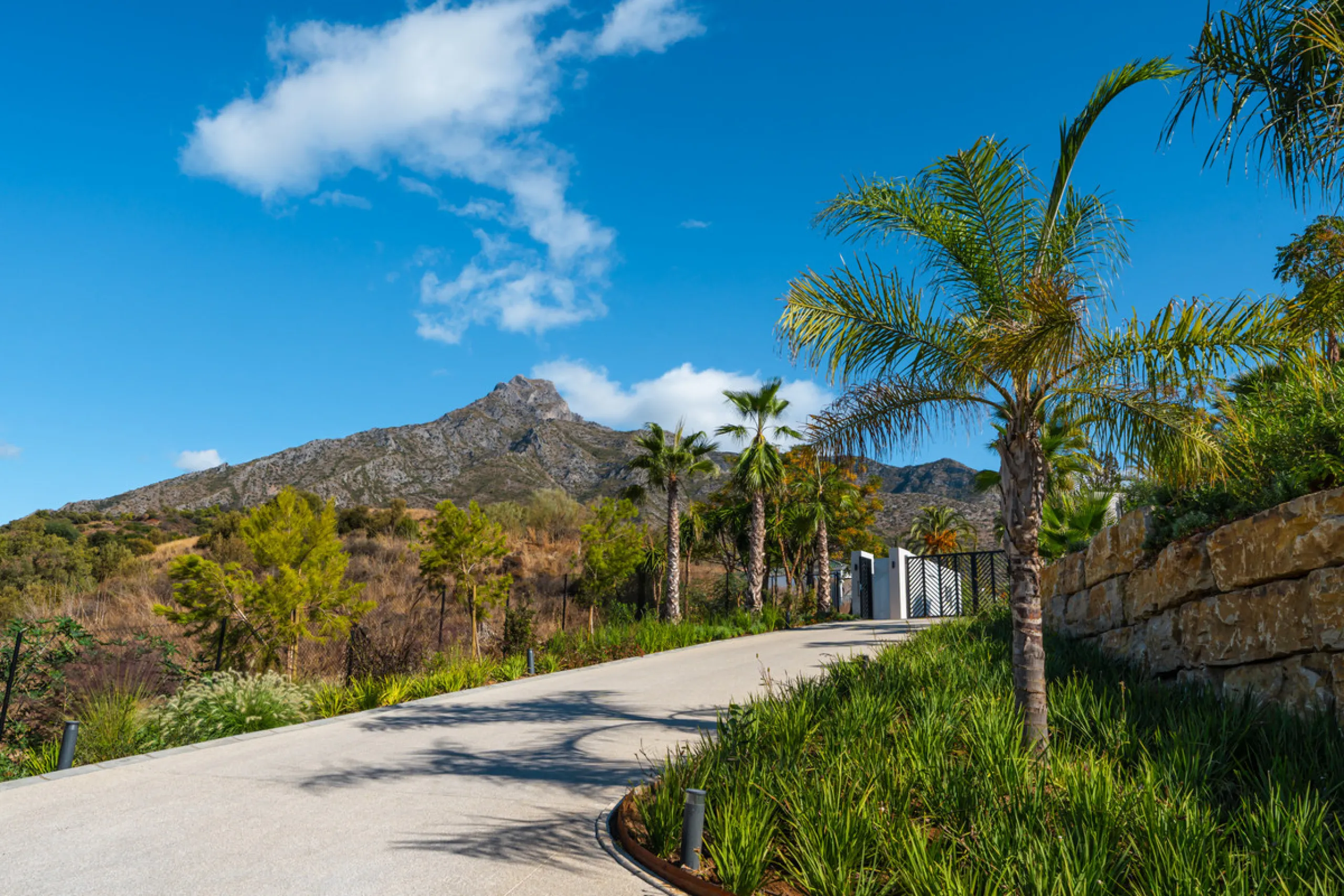 Neue zeitgenössische Villa mit Meerblick im Marbella Hill Club