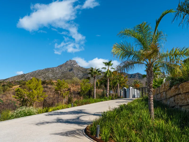 Neue zeitgenössische Villa mit Meerblick im Marbella Hill Club