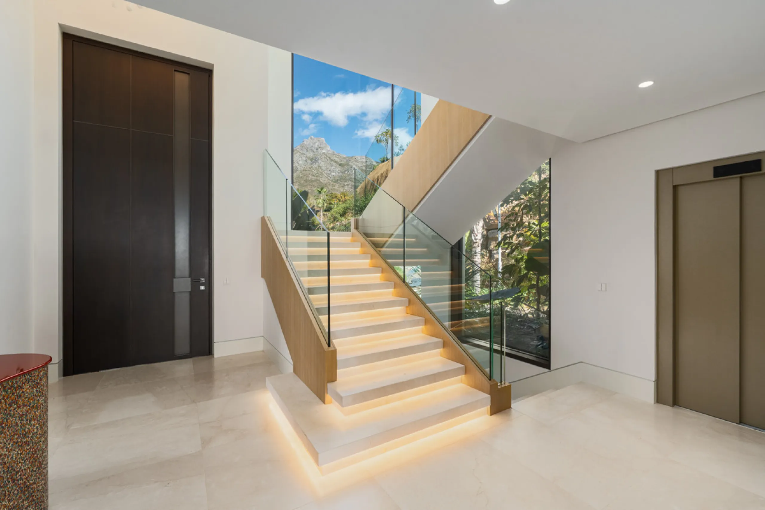 Neue zeitgenössische Villa mit Meerblick im Marbella Hill Club