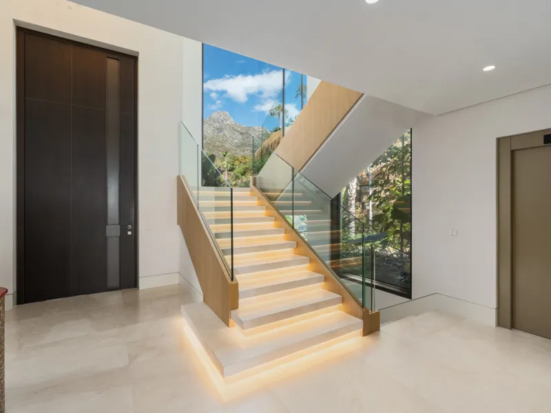 Neue zeitgenössische Villa mit Meerblick im Marbella Hill Club