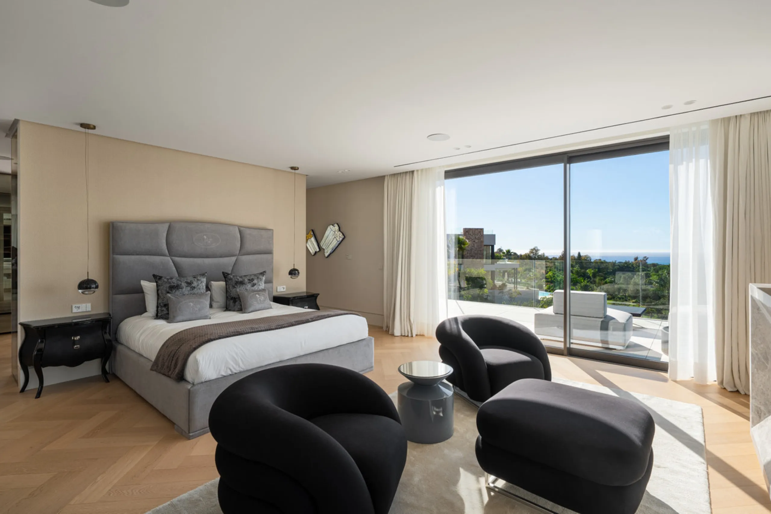 Neue zeitgenössische Villa mit Meerblick im Marbella Hill Club
